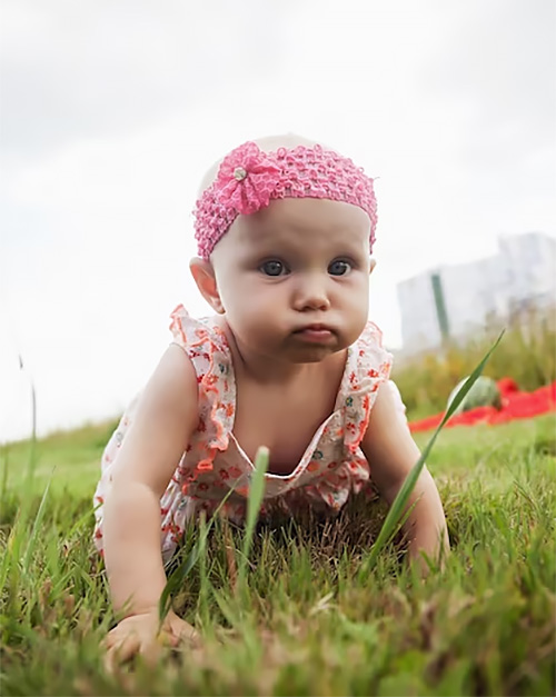 baby-crawling-on-the-grass